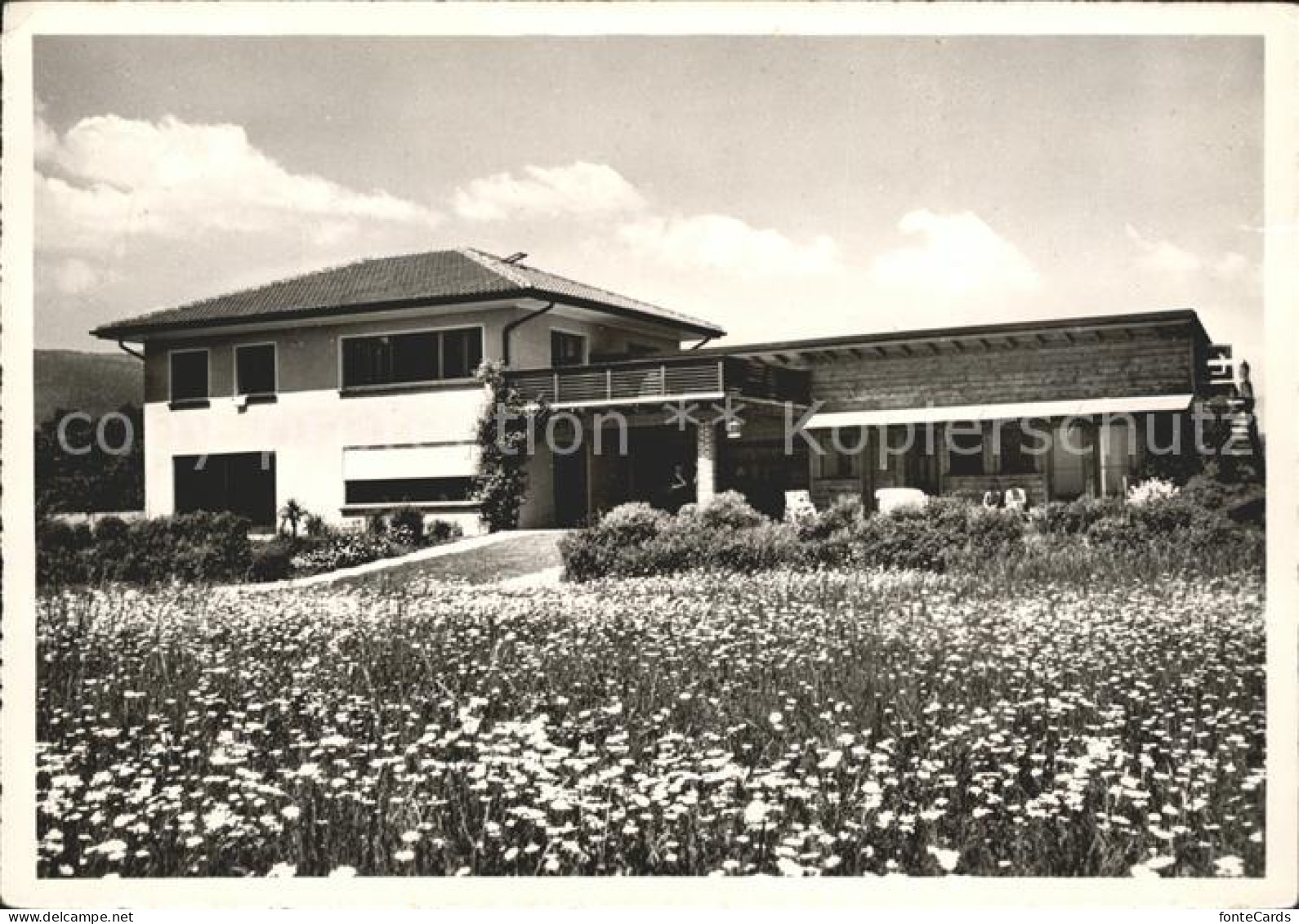 Neuchatel NE Heim und Gelaende am Neuenburgersee