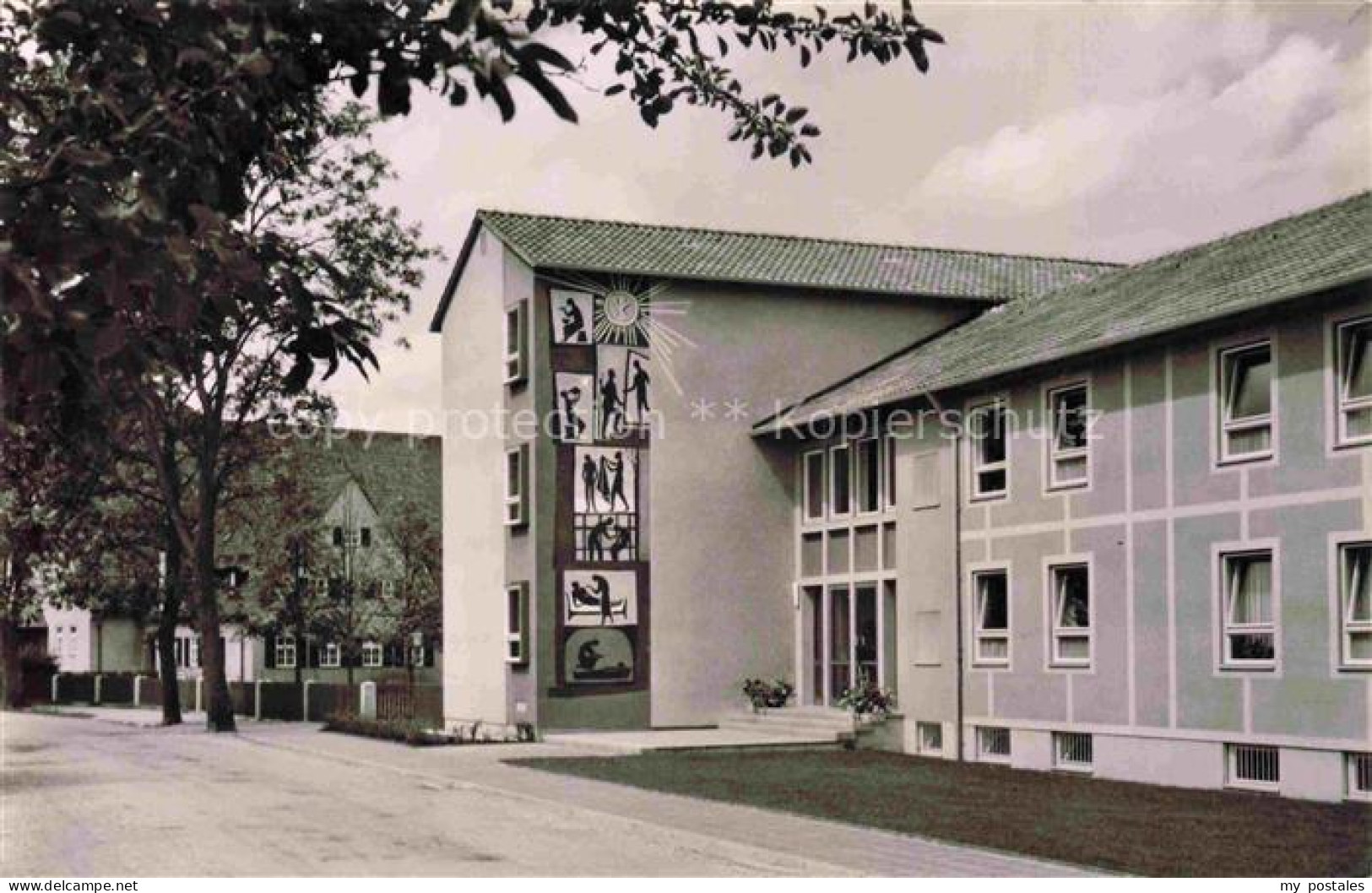 Neuendettelsau Sonnenheim Wandbild Sgraffito Wohnheim Baeume Rasen