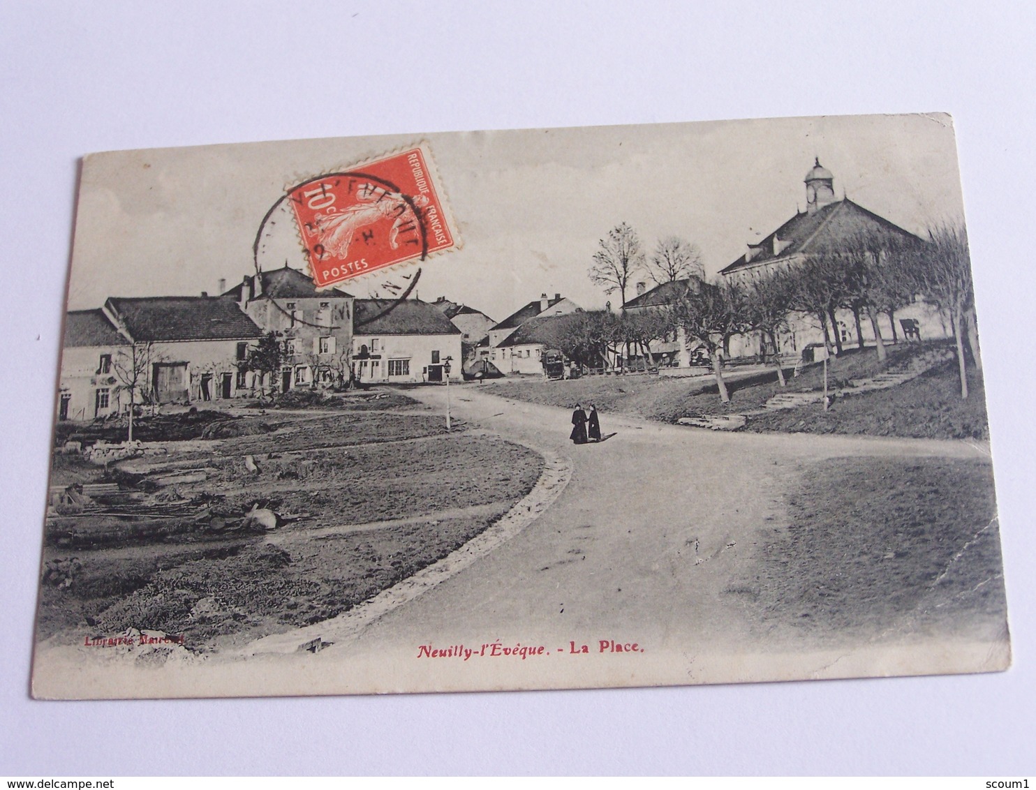 neuilly l'eveque - la place