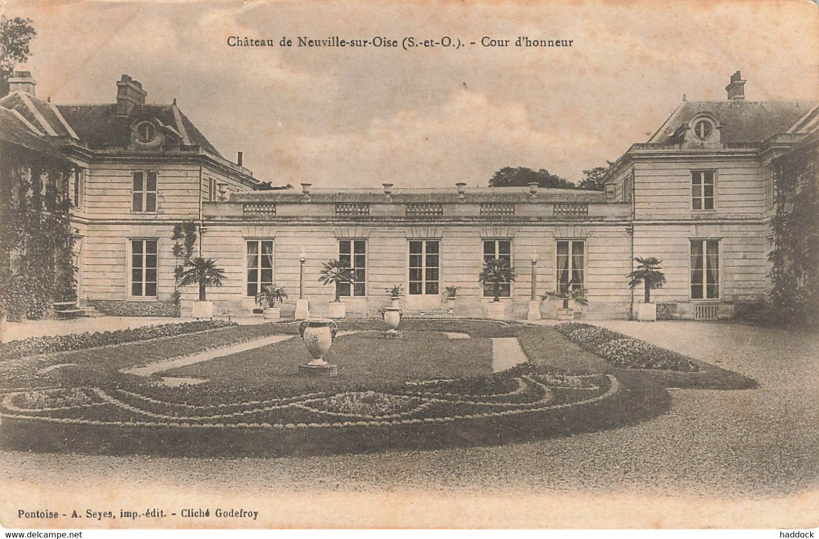 NEUVILLE SUR OISE : CHATEAU - COUR D'HONNEUR