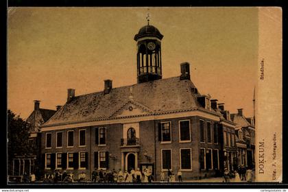 AK Dokkum, Stadhuis met plein en menigte