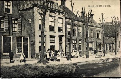 CPA Makkum Friesland, Groet uit Makkum, Ortspartie am Kanal, Boot, Passanten