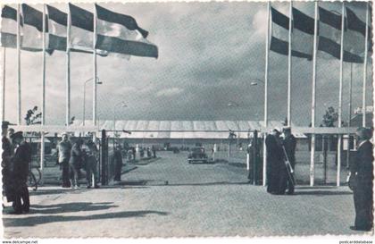 Kerkrade - Wereld Muziekconcours - Ingang Concerthal - & old cars