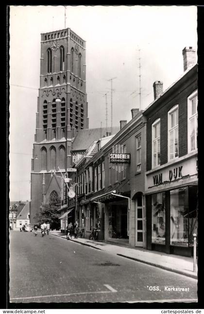 AK Oss, Kerkstraat, zicht op kerktoren en winkelstraat