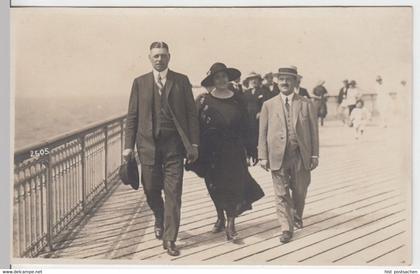 (15011) Foto AK Scheveningen, Den Haag, Personen auf Platform 1923