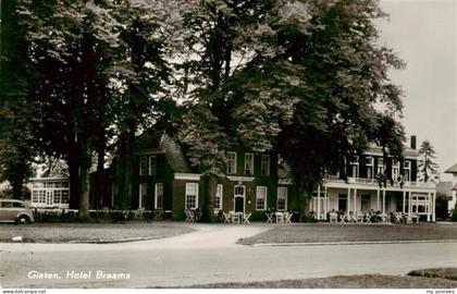 Gieten NL Hotel-Braams Villa Terrasse Tische Stuehle Baeume Auto Parkanlage