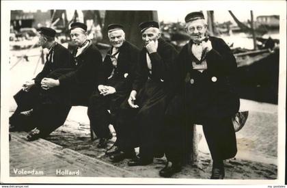 Volendam Maenner in Tracht am Hafen
