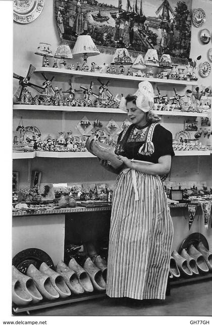 CPA VOLENDAM "souvenirshops"