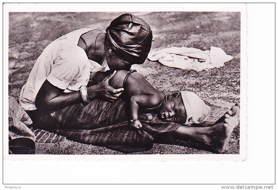 NIGER  --  Bébé recevant un lavement