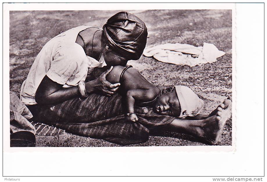 NIGER  --  Bébé recevant un lavement