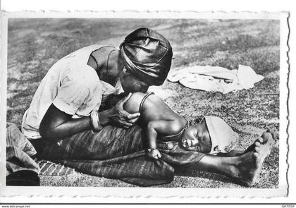 CPA NIGER -bébé recevant un lavement au piment (collection LABITTE Dakar)