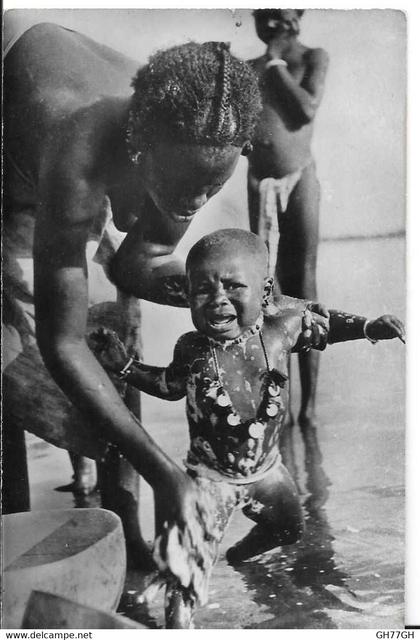 CPA NIGER -toilette de bébé au fleuve (collection LABITTE DAKAR)