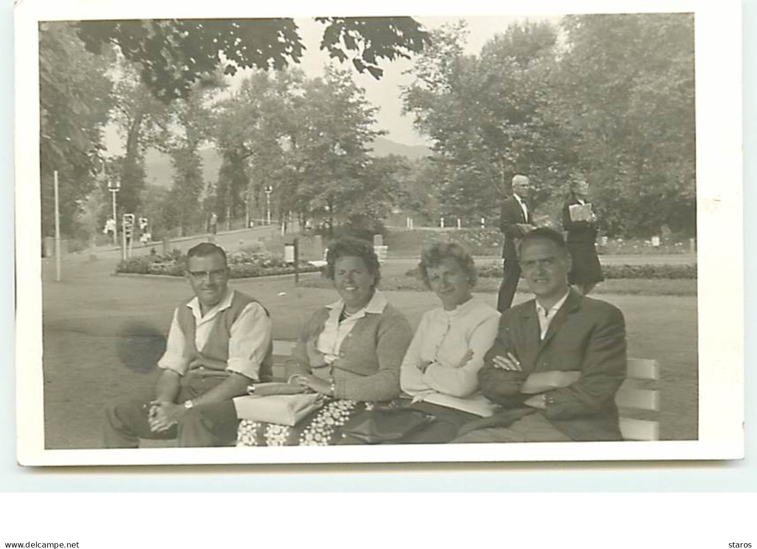 NIJVERDAL - 2 couples sur un banc