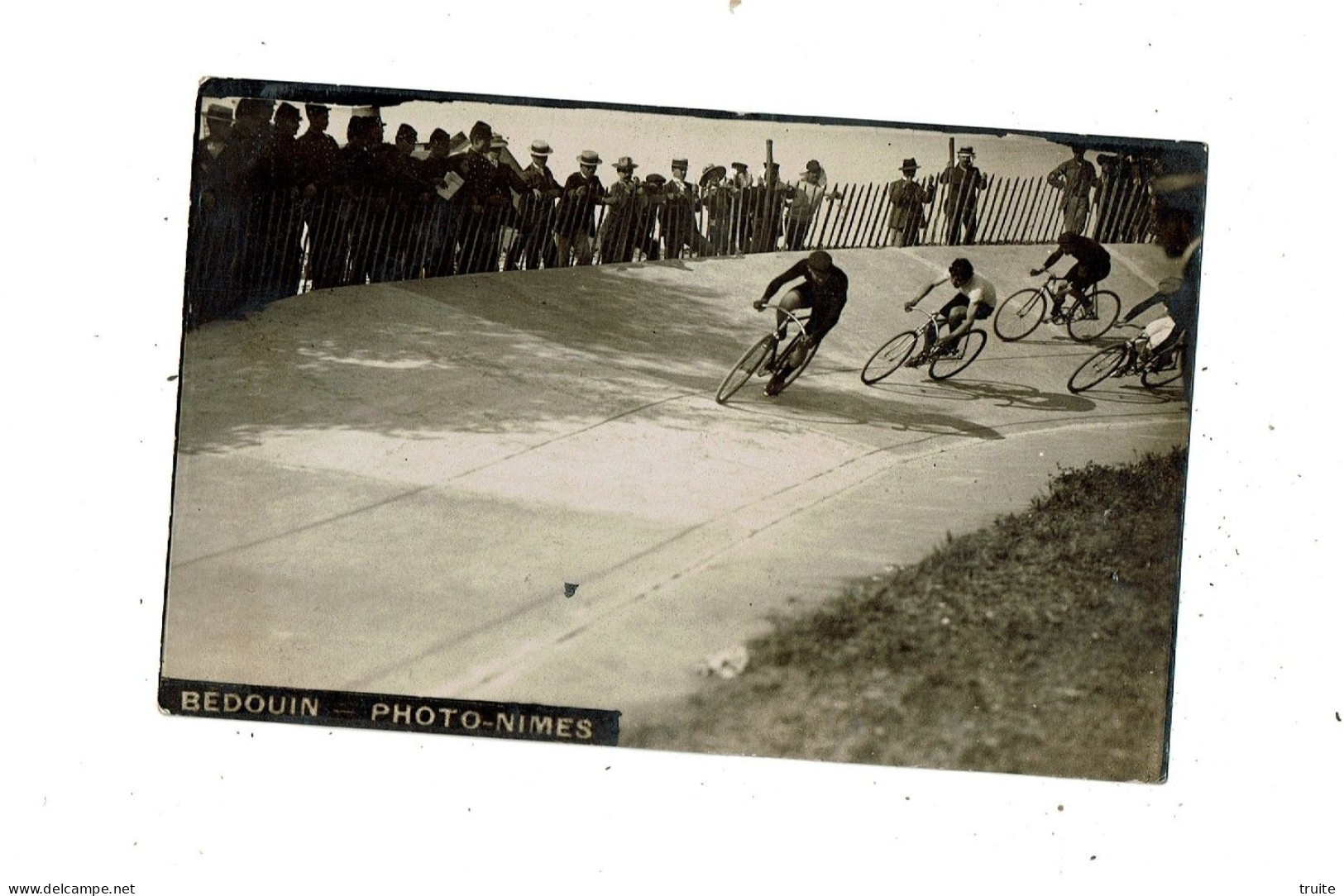 NIMES ? LE VELODROME ( CARTE PHOTO )