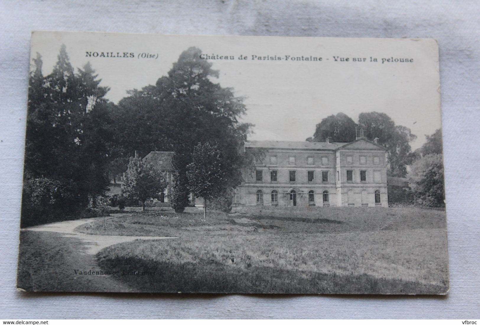 Noailles, château de Parisis Fontaine, vue sur la pelouse, Oise 60