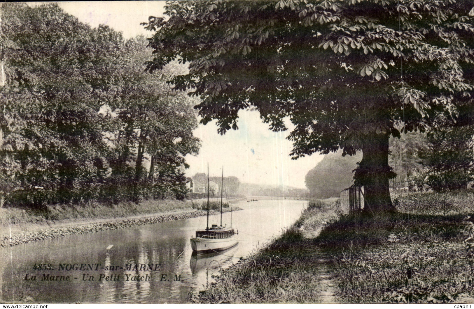 Nogent sur Marne CPA La Marne Un petit yacht