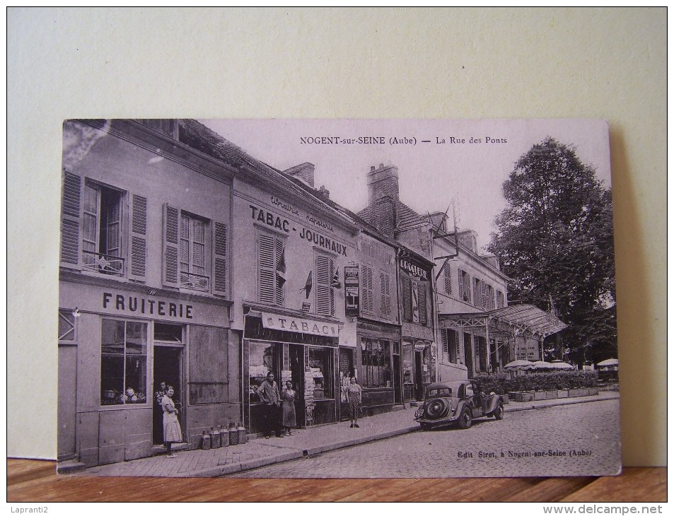 NOGENT-SUR-SEINE (AUBE) LES COMMERCES. LES MAGASINS. LES VOITURES. LES TRACTIONS. LA RUE DES PONTS.