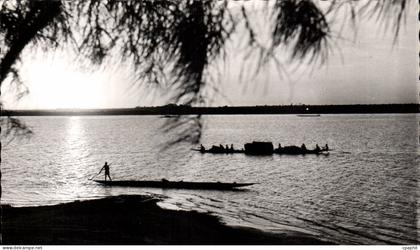 Afrique - Africa - Afrique Noire - Pirogues au Soleil Couchant - CPA