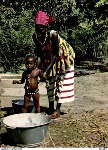 Afrique - Africa - L Afrique en Couleurs - Washing the baby - CPA