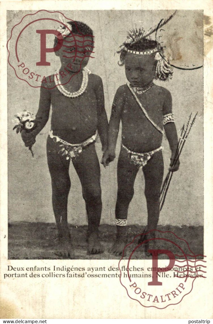 NOUVELLE CALEDONIE NOUVELLES HEBRIDES - DEUX ENFANTS INDIGENES - FLECHES EMPOISONNÉES COLLIERS OSSEMENTS HUMAINS