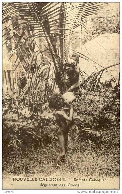 NOUVELLE CALEDONIE - Enfants Canaques dégustant des Cocos