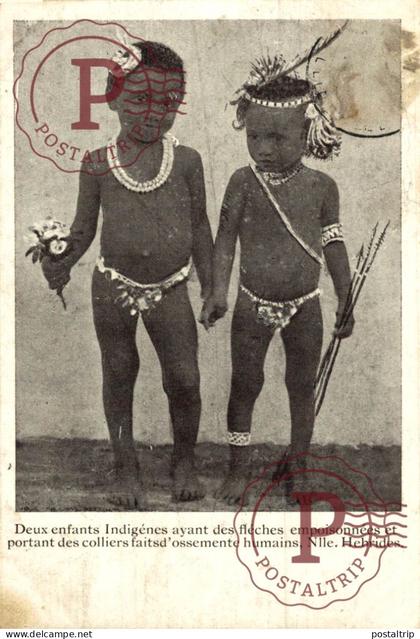 NOUVELLE CALEDONIE NOUVELLES HEBRIDES - DEUX ENFANTS INDIGENES - FLECHES EMPOISONNÉES COLLIERS OSSEMENTS HUMAINS