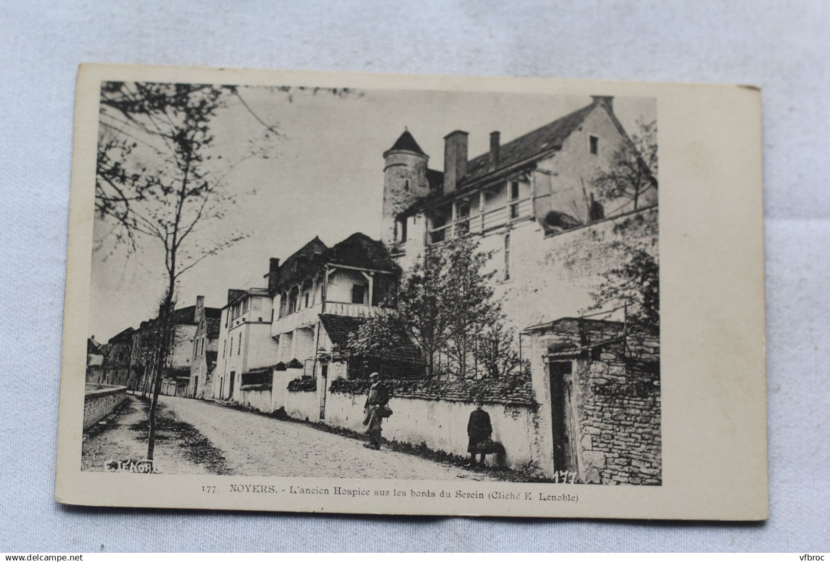 Noyers, l'ancien hospice sur les bords du Serein, Yonne 89