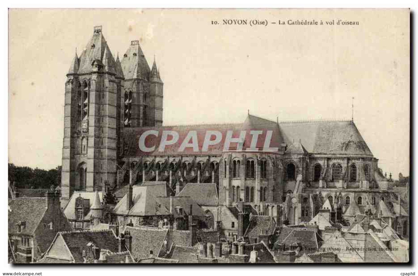 Noyon CPA La cathedrale a vol d'oiseau