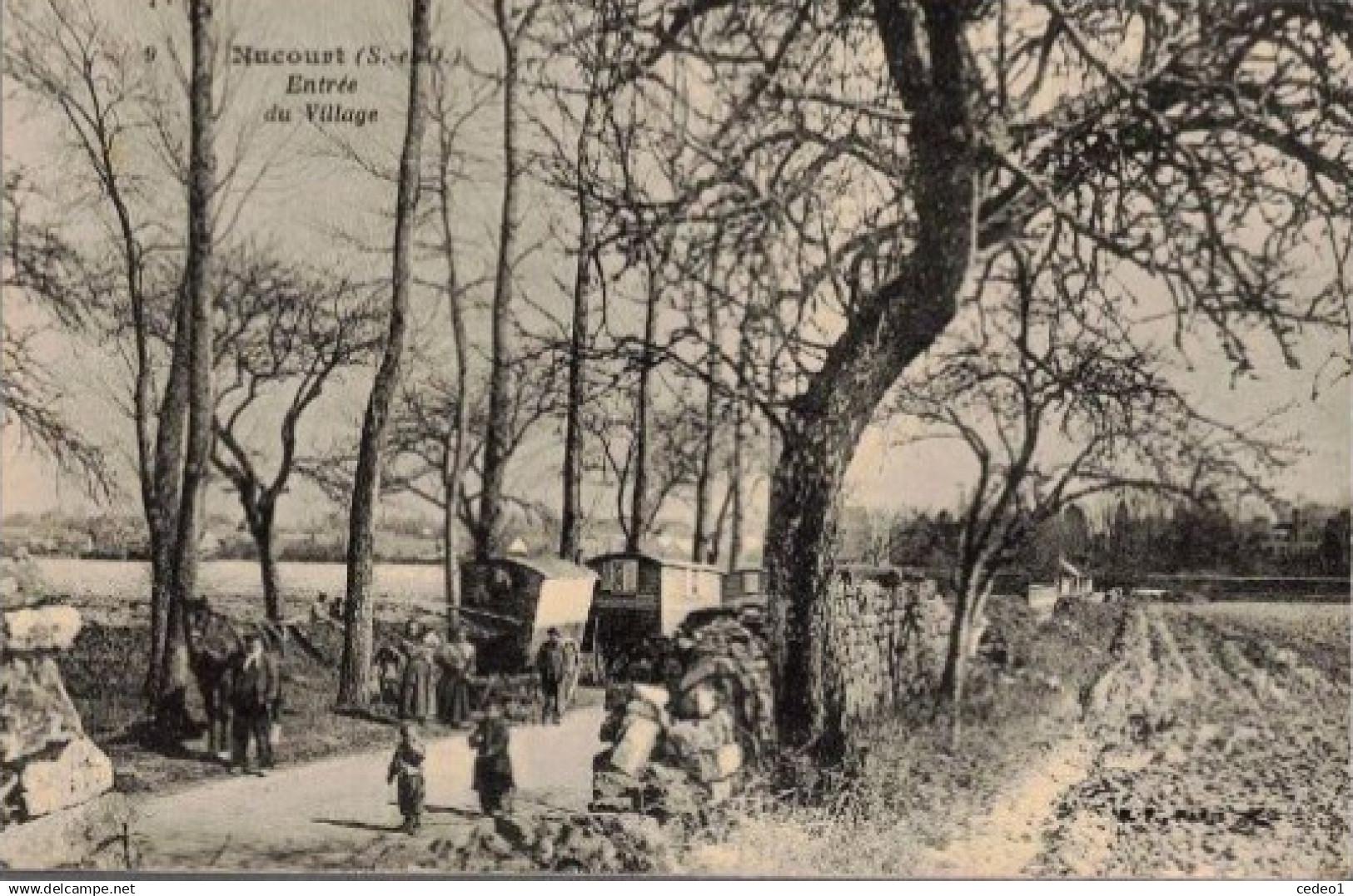 NUCOURT  ENTREE DU VILLAGE  ROULOTTES ET BOHEMIENS