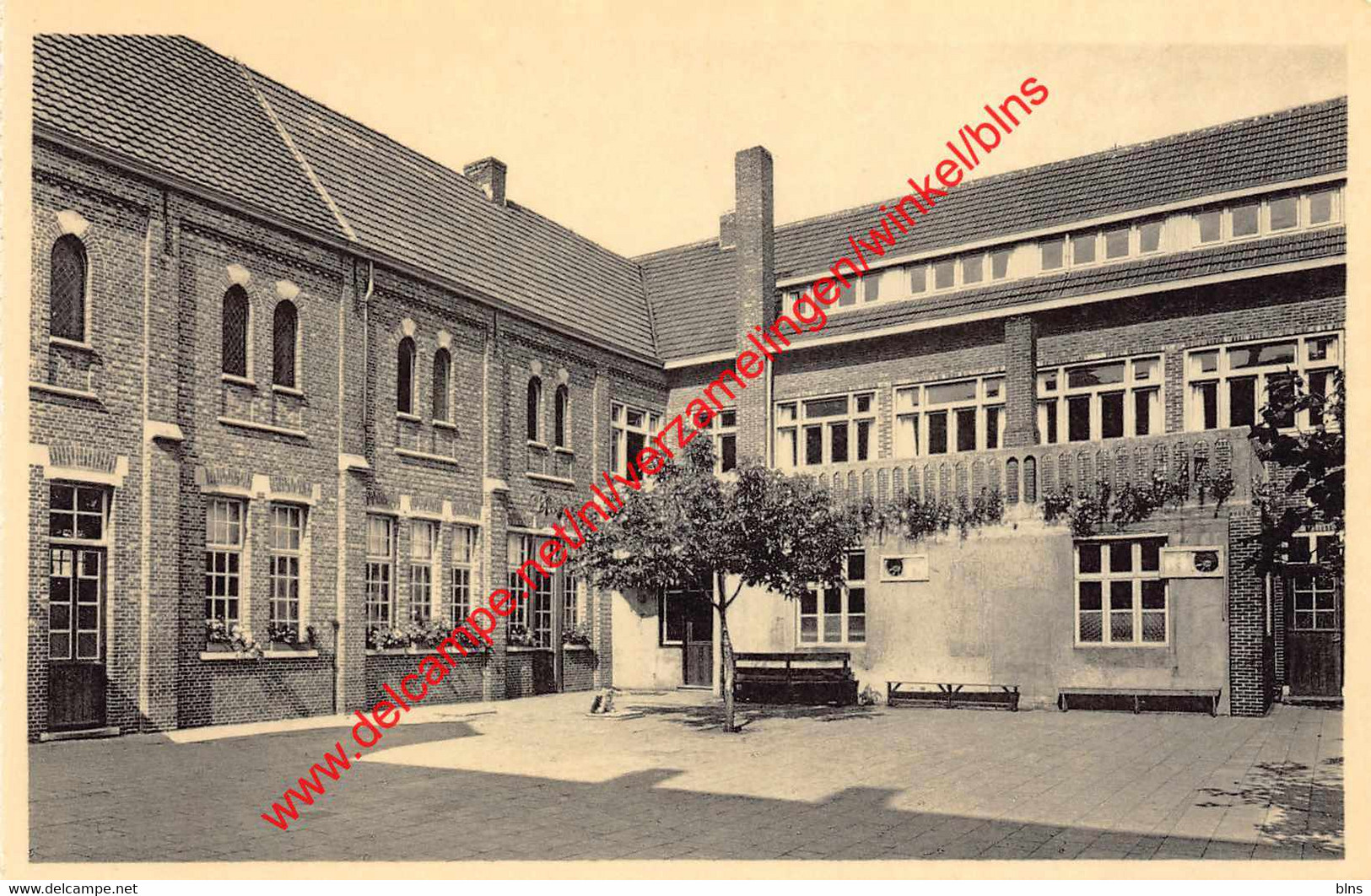 O.L. Vrouw van de Kempen - open-lucht school voor zwakke meisjes - de binnenkoer - Ravels