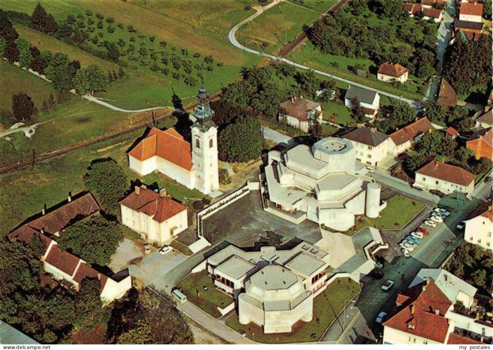 Oberwart Burgenland AT Fliegeraufnahme Alte roem kath Pfarrkirche und neues Seel