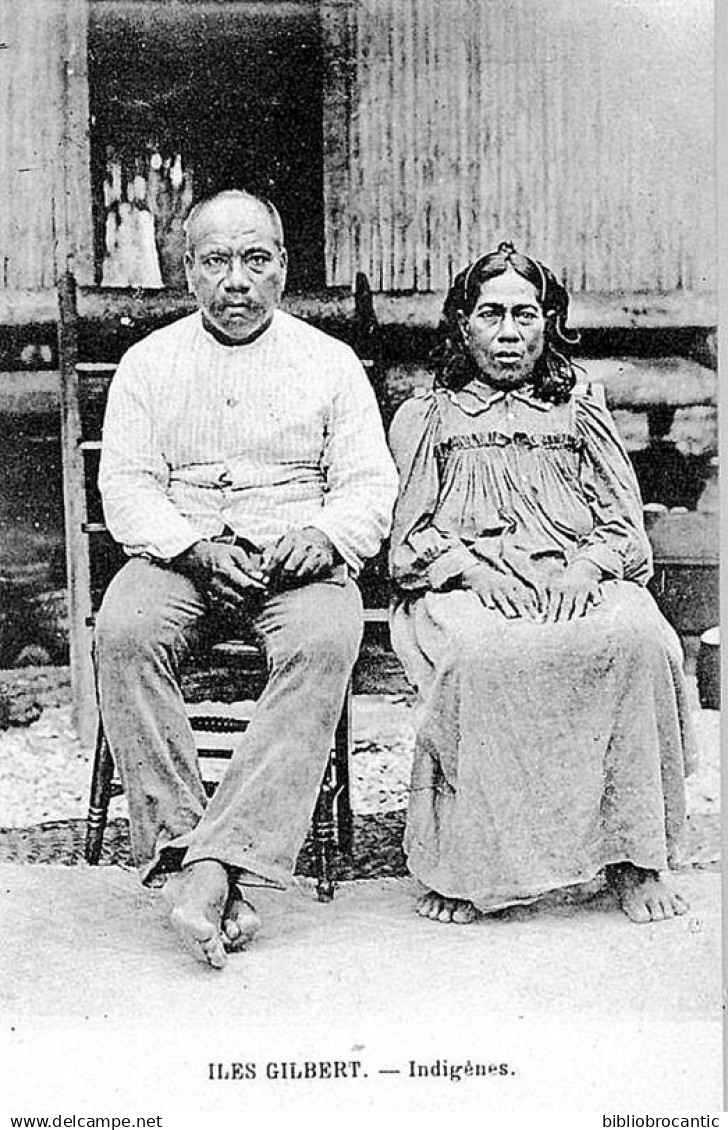 OCEANIE - KIRIBATI - ILES GILBERT < UN COUPLE D'INDIGENES