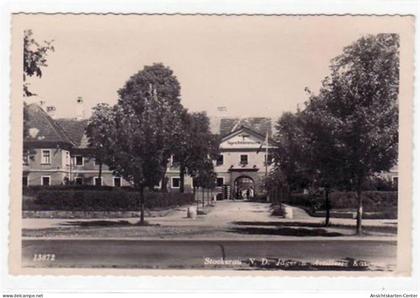 39006016 - AK von Stockerau. Jaeger- und Artillerie Kaserne. Als Feldpost am 19.05.1941 gelaufen. Leichter Bug oben und
