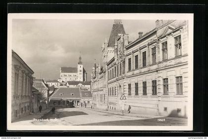 AK Poysdorf /N. Ö., Strassenpartie mit Blick zur Kirche