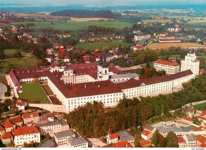 Kremsmuenster Oberoesterreich AT Benediktinerstift Kremsmuenster Fliegeraufnahme