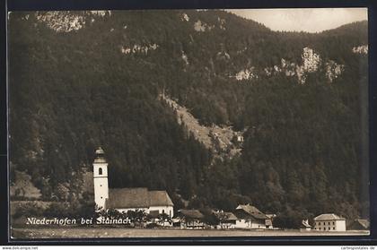 AK Stainach-Pürgg, Niederhofen bei Stainach, Ortspanorama mit Kirche und Bergen