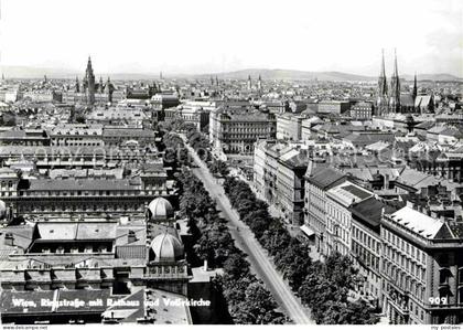 Wien Ringstrasse mit Rathaus und Votivkirche