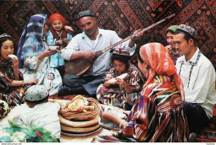 ►  OUZBEKISTAN - Musicien avec Saz turc