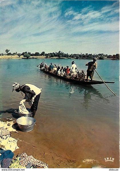 Afrique - Afrique en Couleurs - 8493 - Au bord de la rivière - Laveuse - Pirogue - CPM - Voir Scans Recto-Verso
