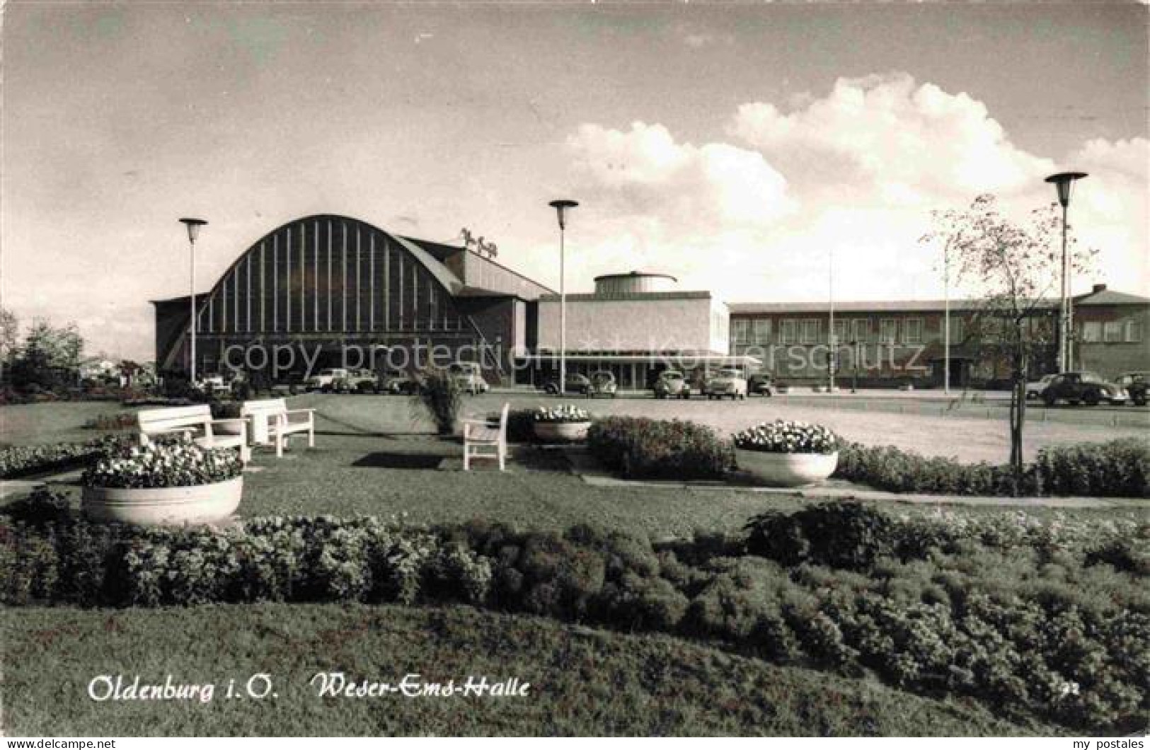 Oldenburg  Oldenburg Weser-Ems-Halle Messehalle Parkanlage Blumenbeete Autos Nac