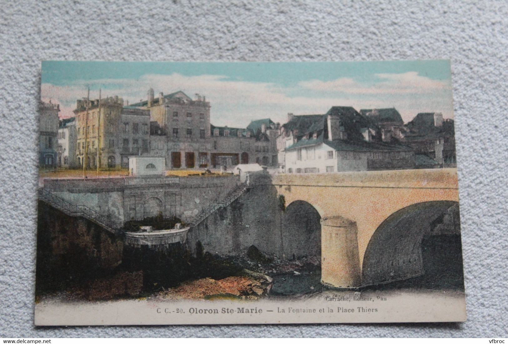 Oloron sainte Marie, la fontaine et la place Thiers, Pyrénées atlantiques 64