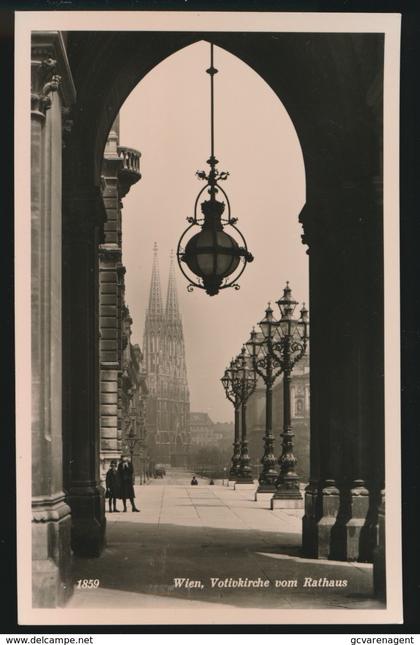 WIEN VOTIVKIRCHE VOM RATHAUS