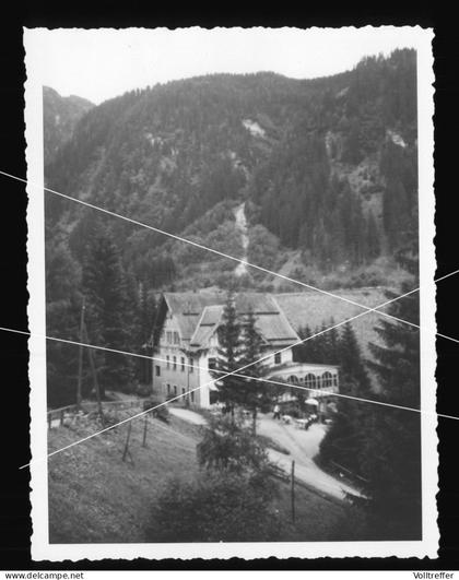 orig. Foto 1938 Ortspartie Böckstein, Blick auf ein Hotel und Kaffee beim Haltepunkt