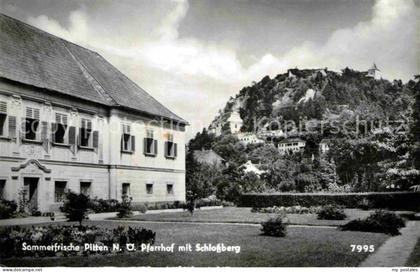 Pitten Pfarrhof mit Schlossberg