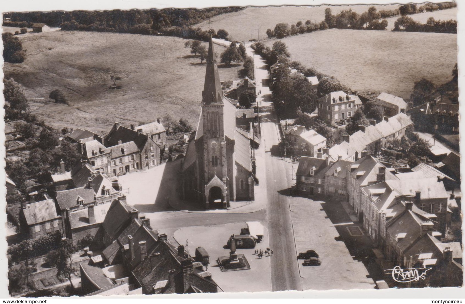 Orne :  près flers :  ATHIS de L ' Orne : la  place de l église