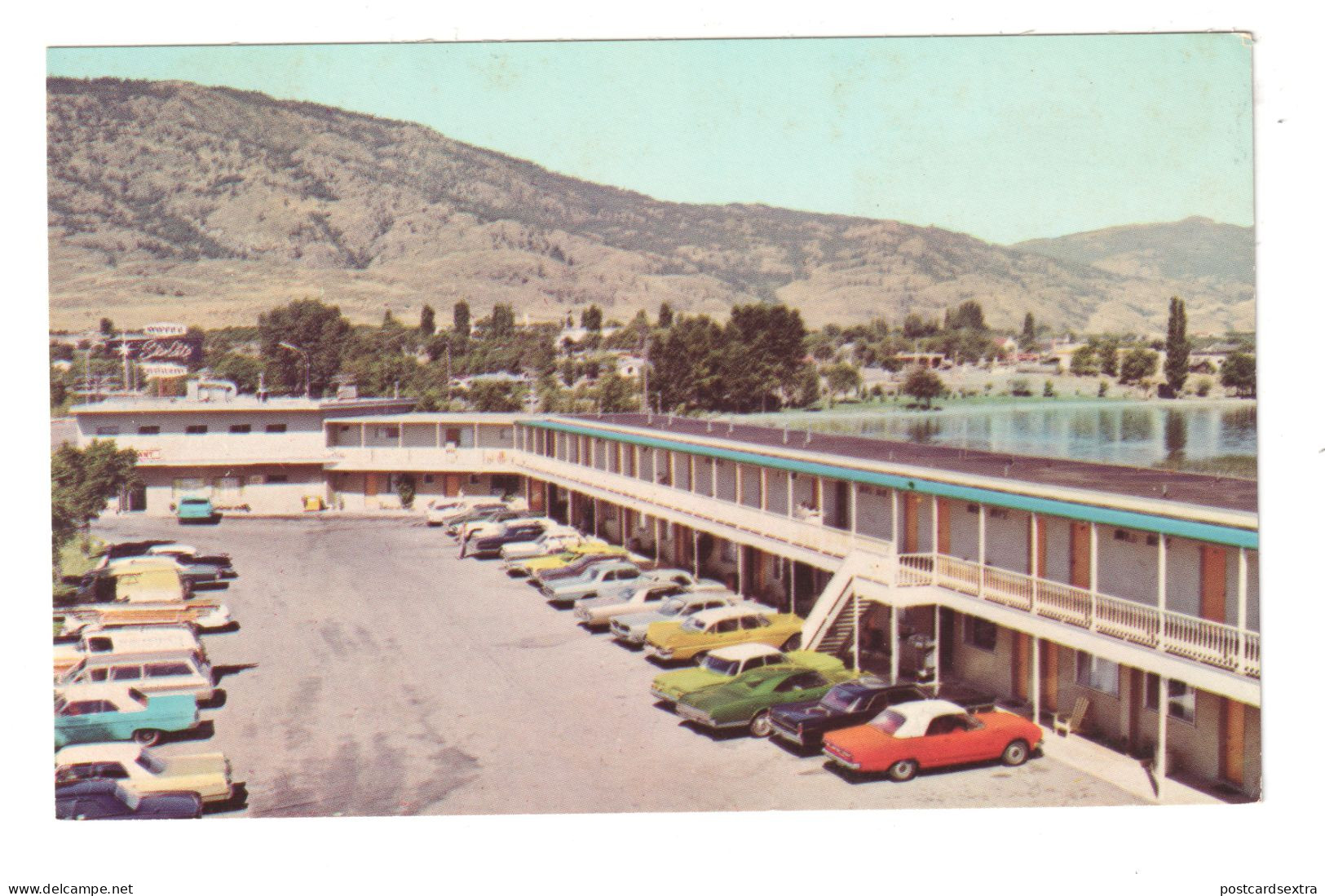Osoyoos, British Columbia - Starlite Motor Hotel and vintage cars - c1960's Canada postcard