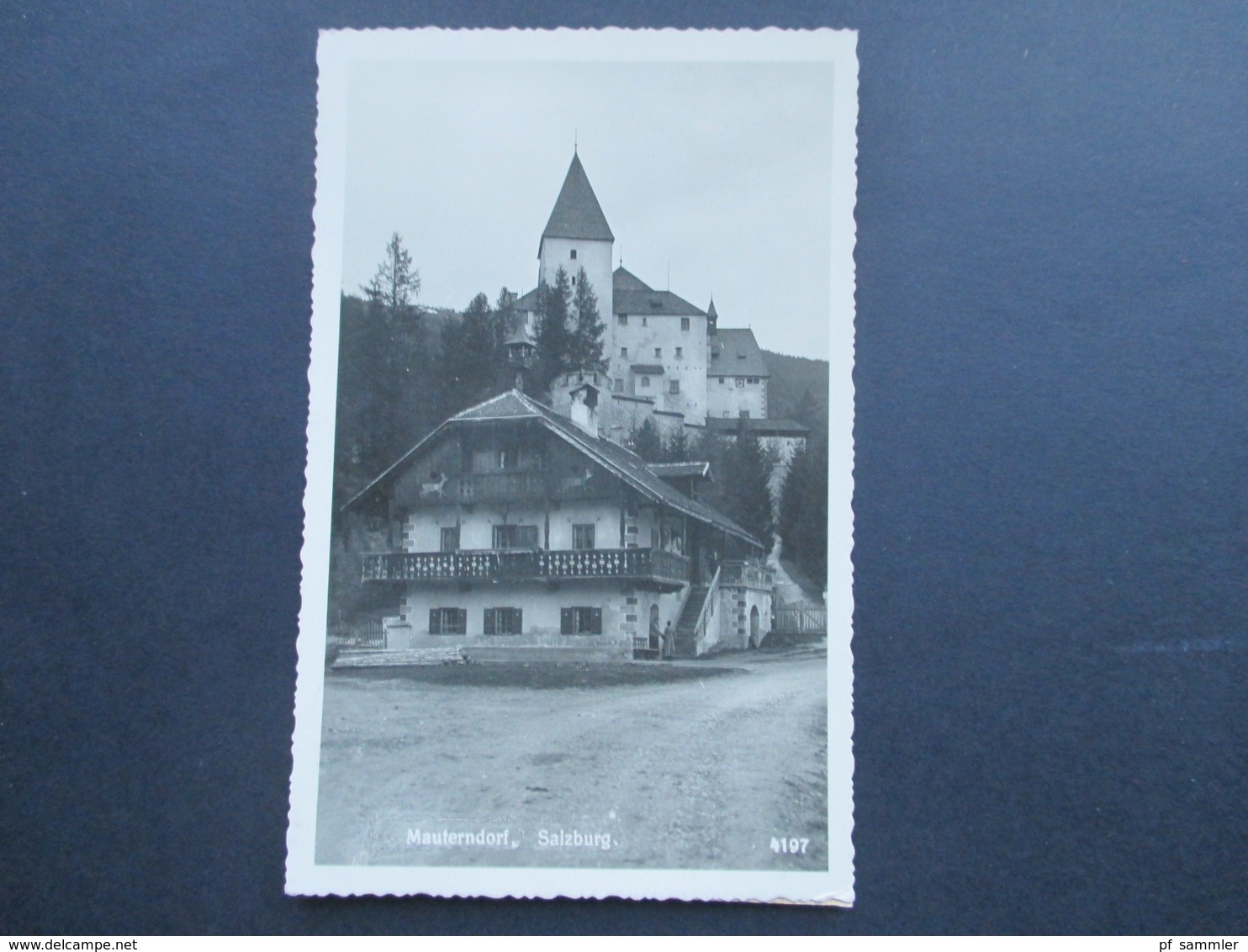 Österreich alte AK / Echtfoto Mauterndorf, Salzburg altes Gehöfft mit Burg im Hintergrund