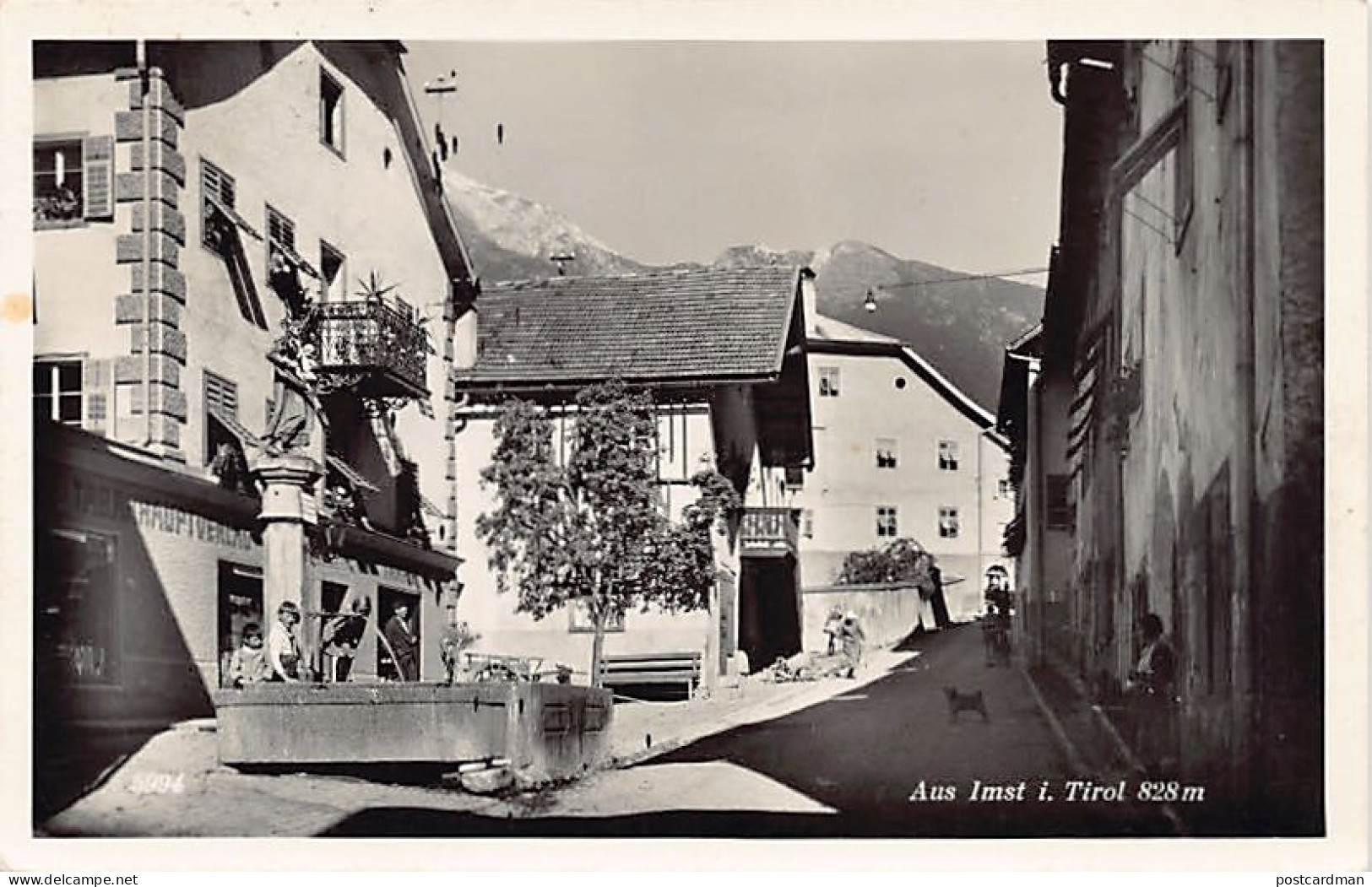 Österreich - Imst (T) Ansicht eines Brunnen mit umliegenden Häusern