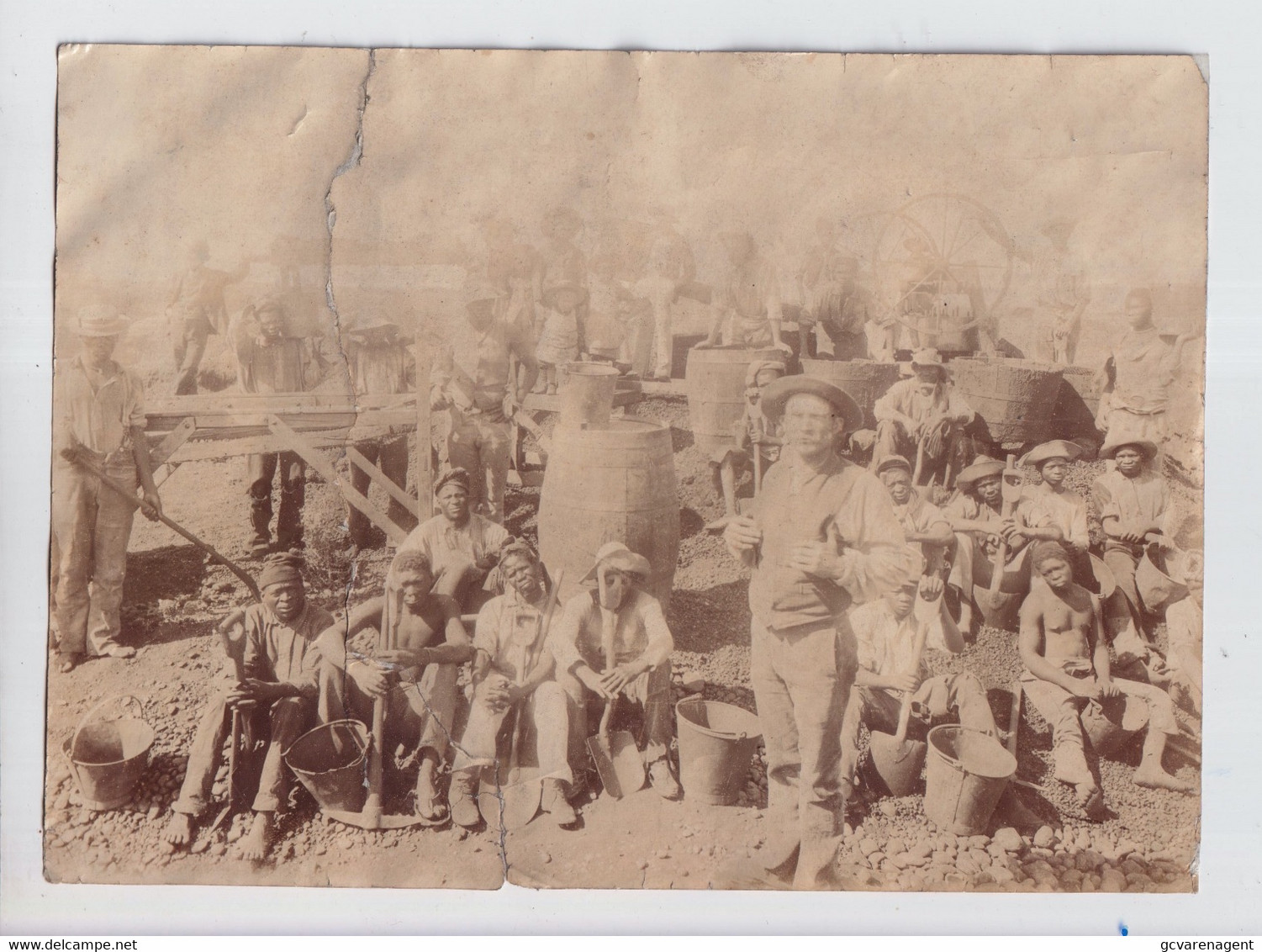 OUDE FOTO 19 X 14 CM   MIJNWERKERS IN ZUID AFRIKA  !!!!!!!!!!  FOTO MET SCHEUR