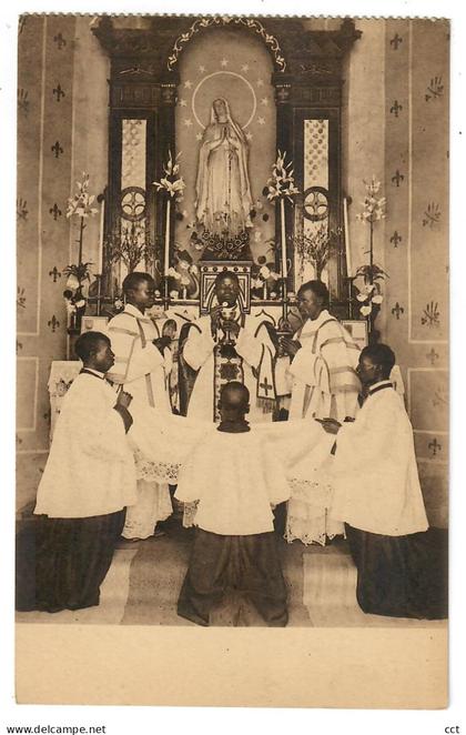 Uganda  Oeganda  Prêtre indigène distribuant la Sainte Communion